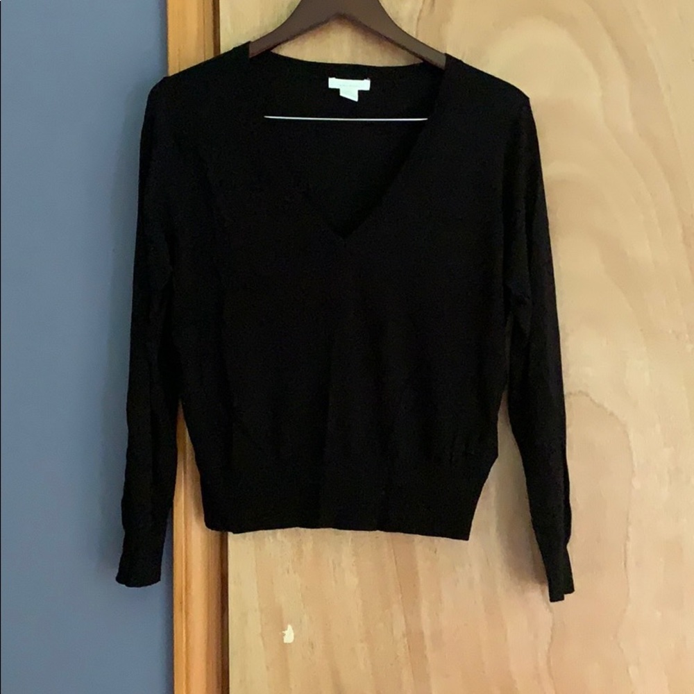 Black crop v-neck sweater
